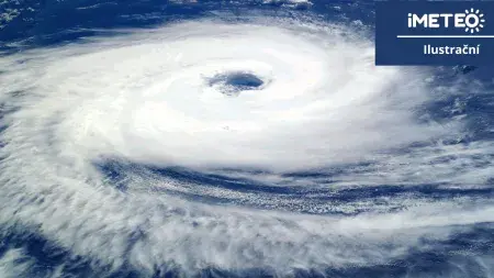 Tajfun Jangmi míří na Okinawu: 175 km/h větru, vlny 2,5 m a 500 mm deště v příštích 72 hodinách