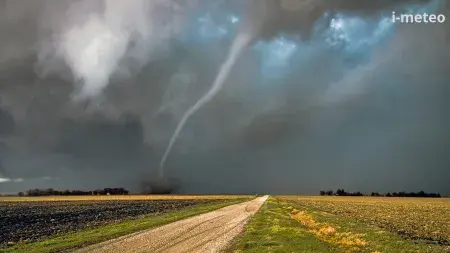 Čtyři tornáda zasáhla Litvu: Kaunas bez střech a elektřiny, Pobaltí zažívá klimatický šok