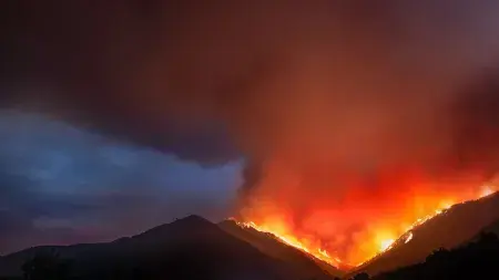 Evropa v klimatickém chaosu: Španělsko hoří, Balkán zasypává kroupobití, Dunaj padá na minimum