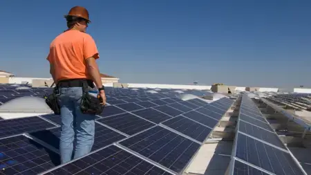 Rekordní rok pro zelenou energii: Svět přidal 700 GW, solární panely drtí konkurenci. Jsme svědky konce fosilní éry?