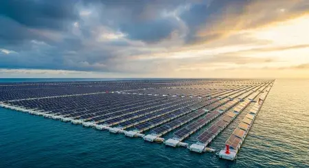 Plovoucí solární elektrárny na moři vyrábí o 12 % více elektřiny než pozemní