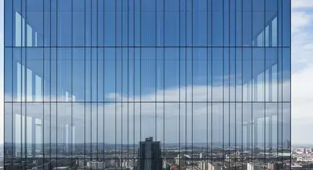 Neviditelné solární panely promění okna v elektrárny. České budovy mohou získat novou energii